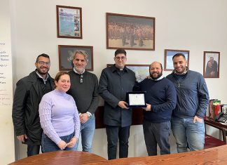 Il Sindaco consegna una targa al gallipolino Michele Busti diacono della diocesi Nardó-Gallipoli