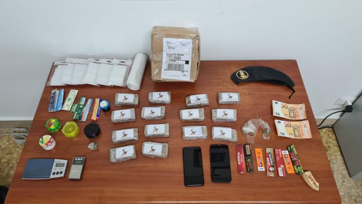 Bloccati dalla Finanza con oltre un chilo e mezzo di hashish e marijuana: arrestati due giovani - Corriere Salentino