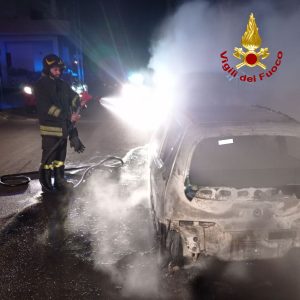Incendio nel centro abitato: brucia l'auto intestata ad un carabiniere. Indagini in corso - Corriere Salentino