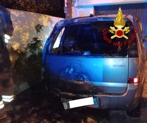 Fiamme nel giardino di casa di notte: a fuoco l'auto di famiglia. Si indaga - Corriere Salentino