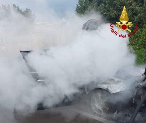 Fumo dal cofano anteriore mentre guida: auto avvolta dalle fiamme. Paura per automobilista - Corriere Salentino
