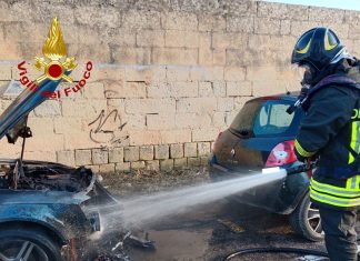 Divampa rogo alle prime ore del giorno, incendio danneggia due auto in città