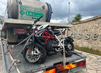 Violento scontro frontale tra moto e furgone, corsa in ospedale per un 46enne: “codice rosso”