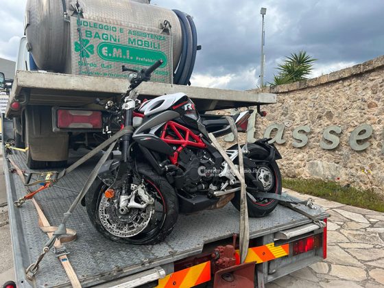 Violento scontro frontale tra moto e furgone, corsa in ospedale per un 46enne: “codice rosso” - Corriere Salentino