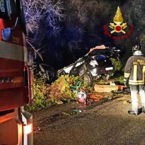 Tragedia nella notte di Pasqua. Auto fuori strada: muore un uomo. Un ferito in ospedale - Corriere Salentino