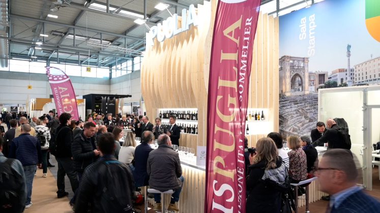 Taglio del nastro della Puglia al Vinitaly 2023, Pentassuglia: “Si respira entusiasmo” - Corriere Salentino
