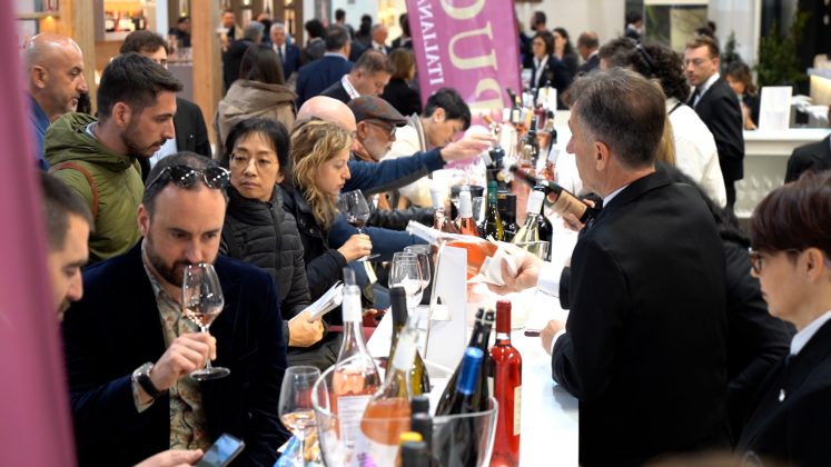 Taglio del nastro della Puglia al Vinitaly 2023, Pentassuglia: “Si respira entusiasmo” - Corriere Salentino