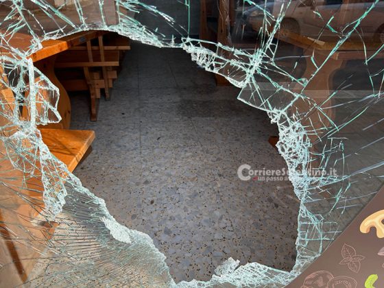 Furto con spaccata alla periferia della città, i ladri sfondano la vetrata ed entrano in pizzeria - Corriere Salentino