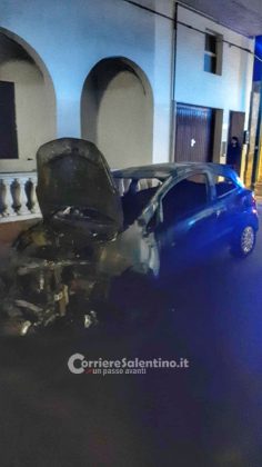 Ancora incendi d’auto ad Ugento, terza vettura a fuoco in pochi giorni: brucia la Corsa di una donna - Corriere Salentino