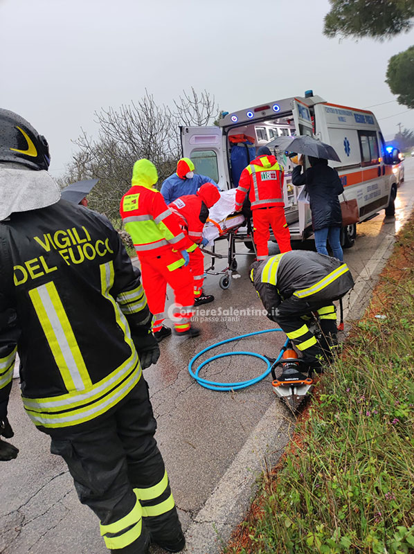 Paura nel Capo di Leuca, perde il controllo dell'auto e si ribalta: corsa in ospedale per una donna - Corriere Salentino