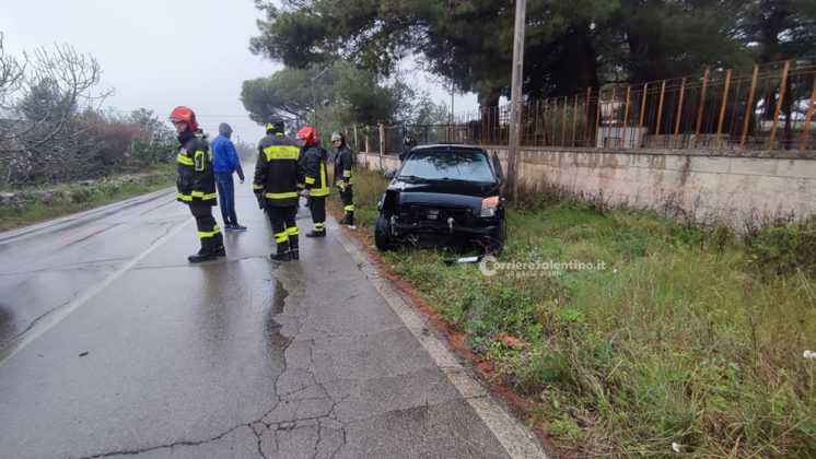 Paura nel Capo di Leuca, perde il controllo dell'auto e si ribalta: corsa in ospedale per una donna - Corriere Salentino