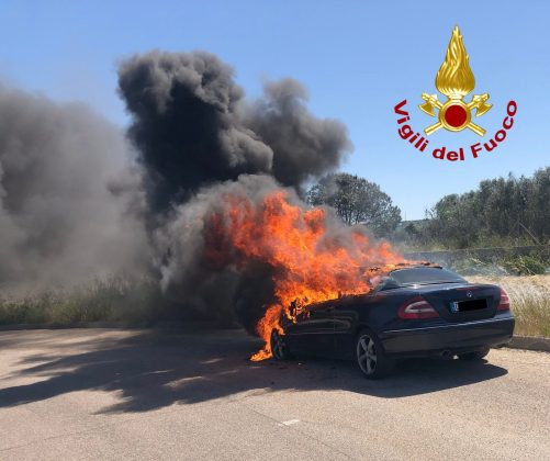 Fumo dal vano motore mentre è in marcia: auto distrutta dalle fiamme in città - Corriere Salentino