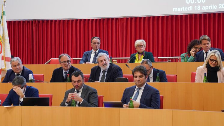 Emiliano in consiglio regionale: "Il Ministro Fitto venga in aula a tranquillizzarci sui fondi FSC. Se li perdessimo per la Puglia sarebbe una quaresima infinita" - Corriere Salentino