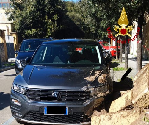 Paura per strada: crolla una porzione delle mura urbiche. Travolta un'auto in sosta - Corriere Salentino