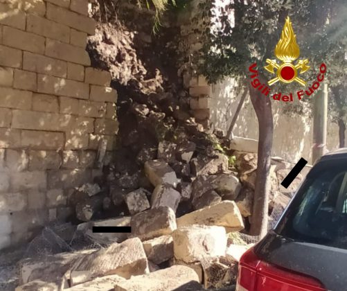 Paura per strada: crolla una porzione delle mura urbiche. Travolta un'auto in sosta - Corriere Salentino