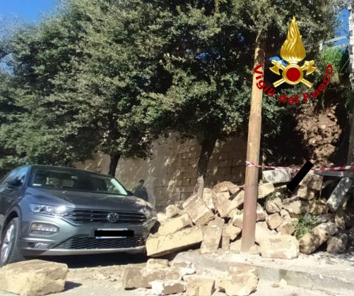 Paura per strada: crolla una porzione delle mura urbiche. Travolta un'auto in sosta - Corriere Salentino