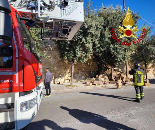 Paura per strada: crolla una porzione delle mura urbiche. Travolta un'auto in sosta - Corriere Salentino