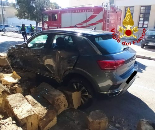 Paura per strada: crolla una porzione delle mura urbiche. Travolta un'auto in sosta - Corriere Salentino