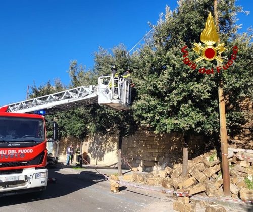 Paura per strada: crolla una porzione delle mura urbiche. Travolta un'auto in sosta - Corriere Salentino