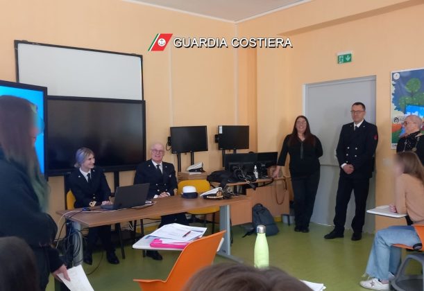 Tutela ambientale, studenti del Liceo Virgilio Redi di Lecce hanno visitato la Capitaneria di porto di Gallipoli - Corriere Salentino