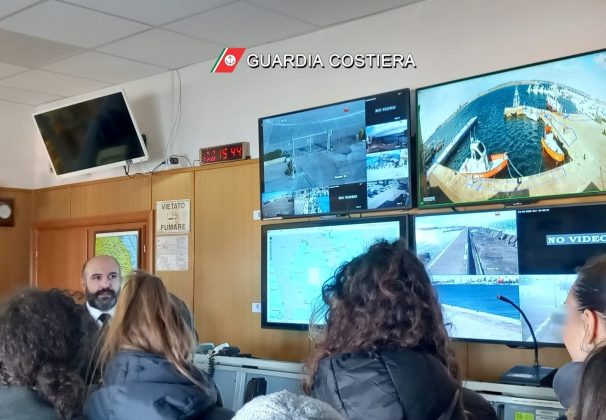 Tutela ambientale, studenti del Liceo Virgilio Redi di Lecce hanno visitato la Capitaneria di porto di Gallipoli - Corriere Salentino