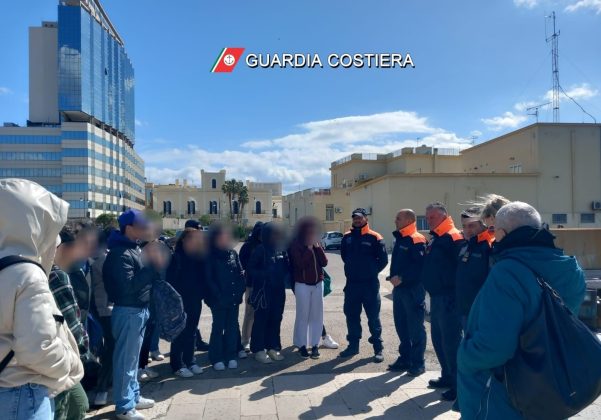 Tutela ambientale, studenti del Liceo Virgilio Redi di Lecce hanno visitato la Capitaneria di porto di Gallipoli - Corriere Salentino