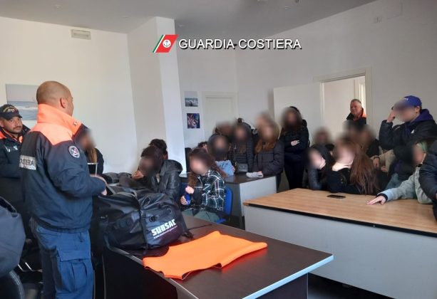 Tutela ambientale, studenti del Liceo Virgilio Redi di Lecce hanno visitato la Capitaneria di porto di Gallipoli - Corriere Salentino
