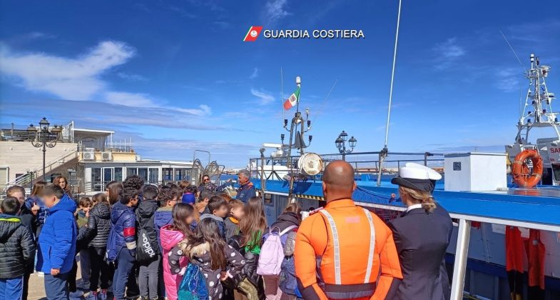 Capitaneria di Porto di Gallipoli: sono gli studenti a dare il benvenuto alla Settimana Blu - Corriere Salentino