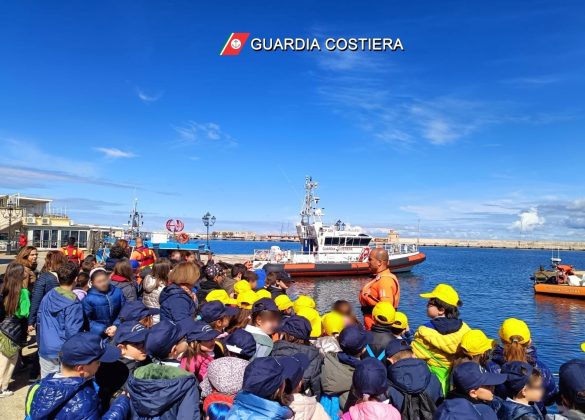 Capitaneria di Porto di Gallipoli: sono gli studenti a dare il benvenuto alla Settimana Blu - Corriere Salentino