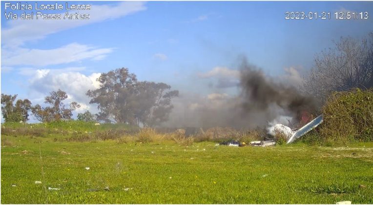 Abbandonano rifiuti nei campi e li bruciano, incastrati dalle fototrappole: denunciati due regolari contribuenti - Corriere Salentino