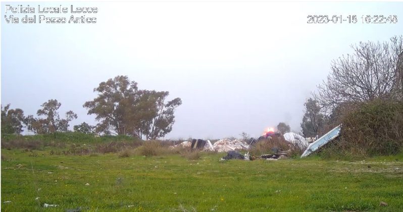 Abbandonano rifiuti nei campi e li bruciano, incastrati dalle fototrappole: denunciati due regolari contribuenti - Corriere Salentino