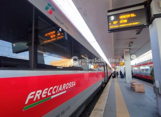Aggredisce il capotreno e scaraventa i bagagli, 34enne semina il panico sul Frecciarossa: arrestato