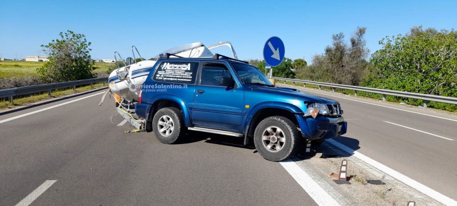 Perde il controllo dell'auto e del carrello su cui trasporta gommone: disagi alla circolazione - Corriere Salentino