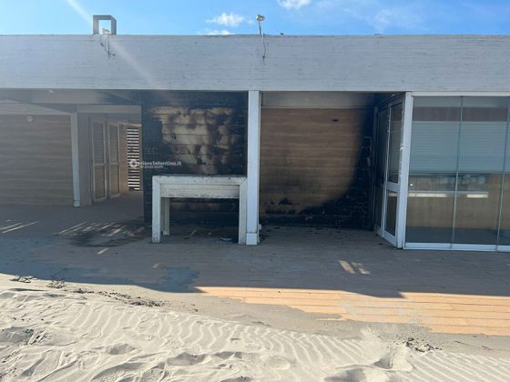 Piromani in azione, nel mirino finiscono uno stabilimento balneare e l’auto di un insegnante - Corriere Salentino
