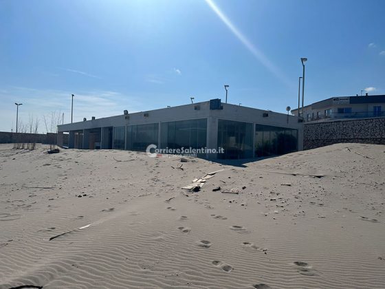 Piromani in azione, nel mirino finiscono uno stabilimento balneare e l’auto di un insegnante - Corriere Salentino