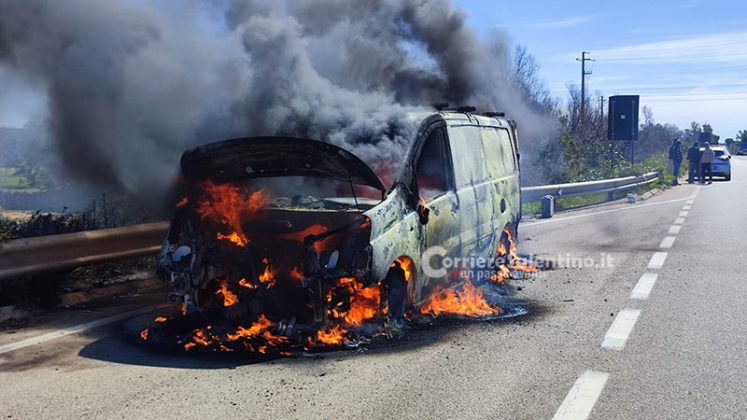 Fiamme sulla 274, furgone viene avvolto e distrutto dal fuoco: in salvo il conducente - Corriere Salentino