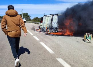 Fiamme sulla 274, furgone viene avvolto e distrutto dal fuoco: in salvo il conducente
