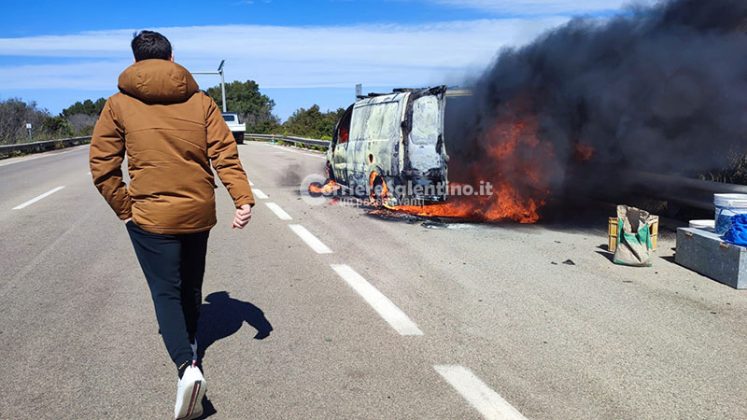 Fiamme sulla 274, furgone viene avvolto e distrutto dal fuoco: in salvo il conducente - Corriere Salentino