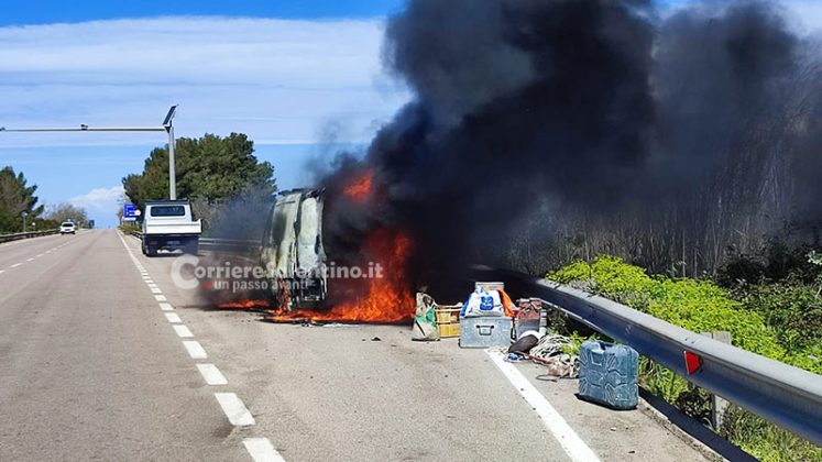 Fiamme sulla 274, furgone viene avvolto e distrutto dal fuoco: in salvo il conducente - Corriere Salentino
