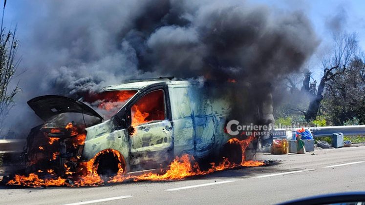 Fiamme sulla 274, furgone viene avvolto e distrutto dal fuoco: in salvo il conducente - Corriere Salentino