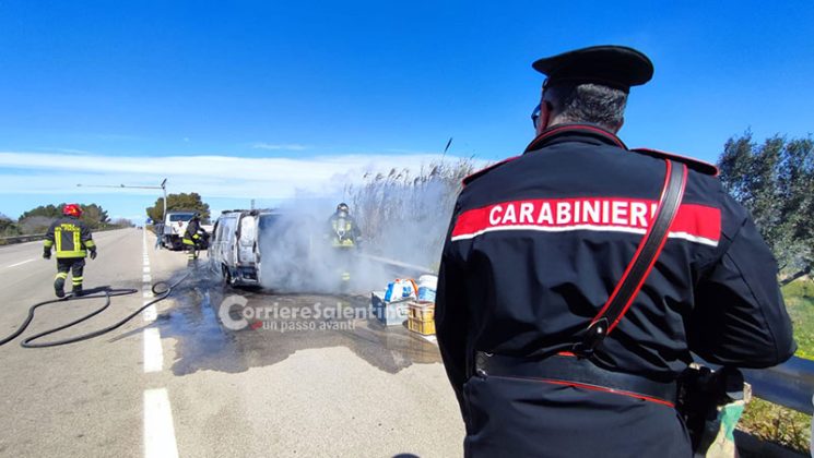 Fiamme sulla 274, furgone viene avvolto e distrutto dal fuoco: in salvo il conducente - Corriere Salentino