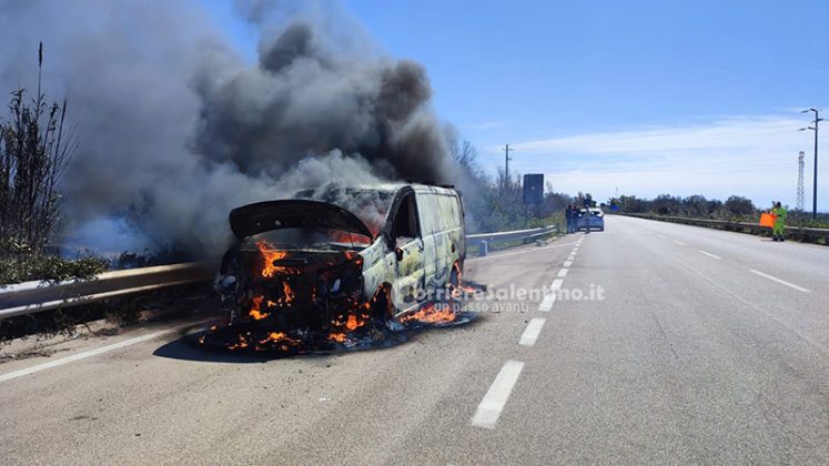 Fiamme sulla 274, furgone viene avvolto e distrutto dal fuoco: in salvo il conducente - Corriere Salentino