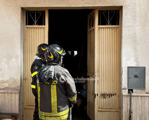 Divampa rogo nel garage, paura per la presenza di due bombole di gas. In salvo il cagnolino di casa - Corriere Salentino