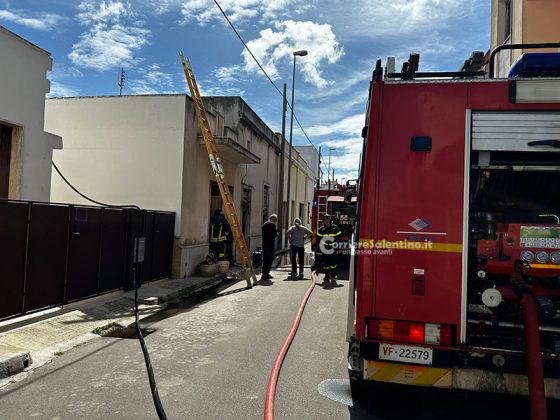Divampa rogo nel garage, paura per la presenza di due bombole di gas. In salvo il cagnolino di casa - Corriere Salentino