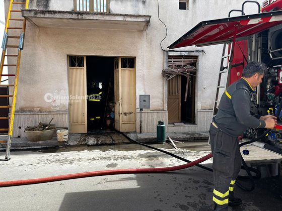 Divampa rogo nel garage, paura per la presenza di due bombole di gas. In salvo il cagnolino di casa - Corriere Salentino