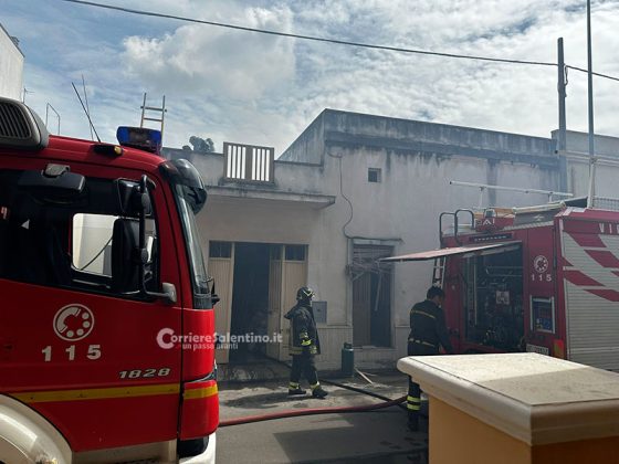 Divampa rogo nel garage, paura per la presenza di due bombole di gas. In salvo il cagnolino di casa - Corriere Salentino