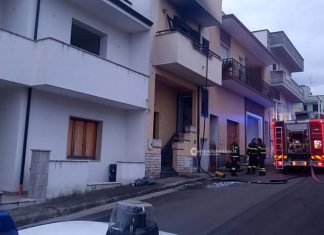 Divampa incendio in casa: muore cagnolino nelle fiamme. Danni ingenti