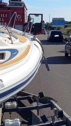 Perde il controllo dell'auto e del carrello su cui trasporta gommone: disagi alla circolazione - Corriere Salentino