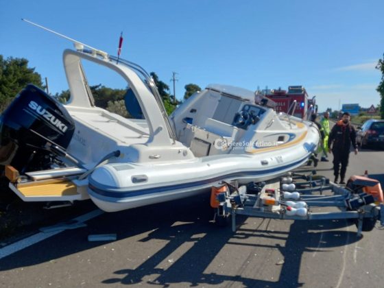 Perde il controllo dell'auto e del carrello su cui trasporta gommone: disagi alla circolazione - Corriere Salentino