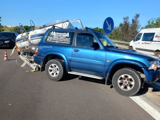 Perde il controllo dell'auto e del carrello su cui trasporta gommone: disagi alla circolazione - Corriere Salentino